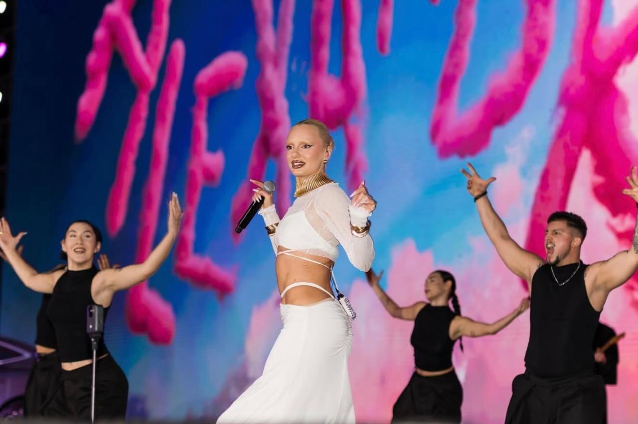 Alexandra Stan photo 3